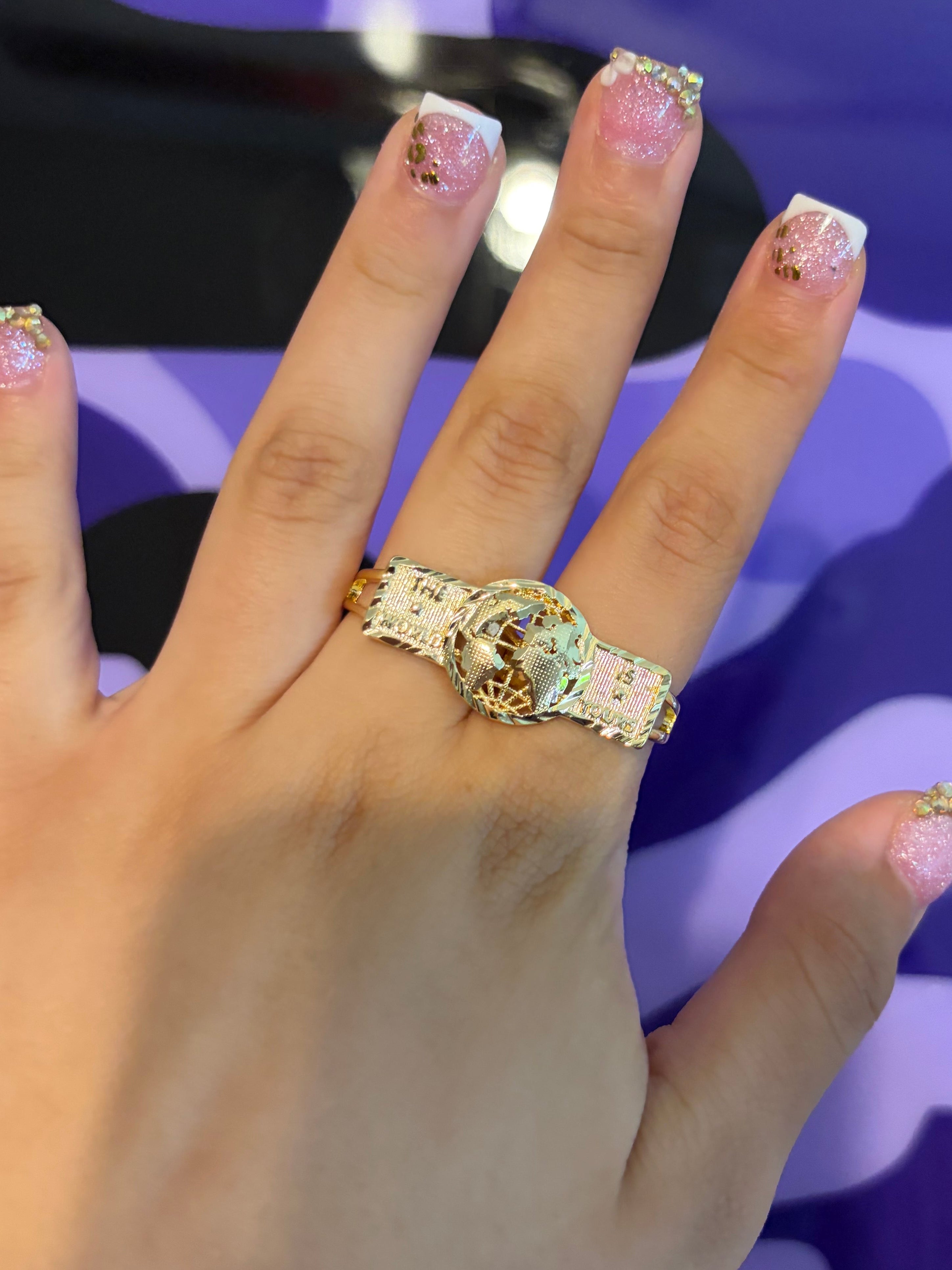THE WLRD IS URS RING